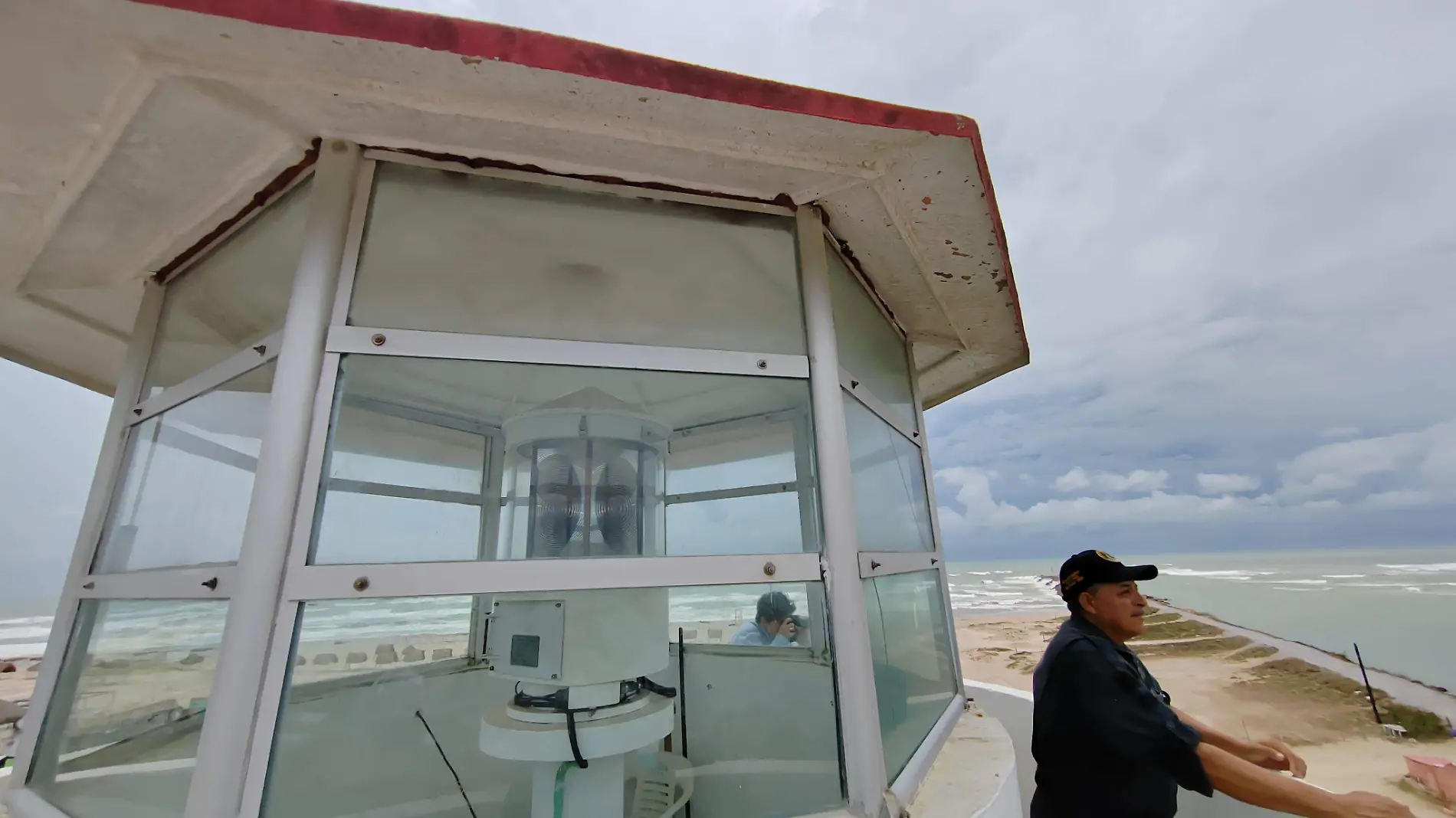 Diego Padilla cuida la costa desde el faro de La Pesca, Tamaulipas: cumple 37 años en el oficio